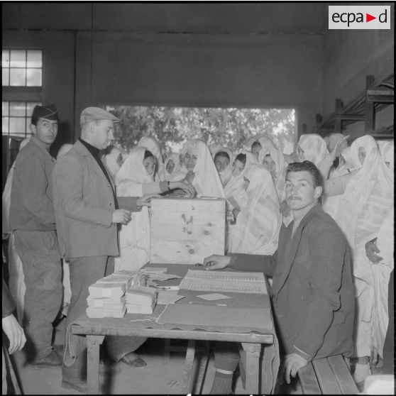 Meurad. Ferme Chambery. Référendum sur l'autodétermination. Une femme dépose son bulletin de vote dans l'urne.