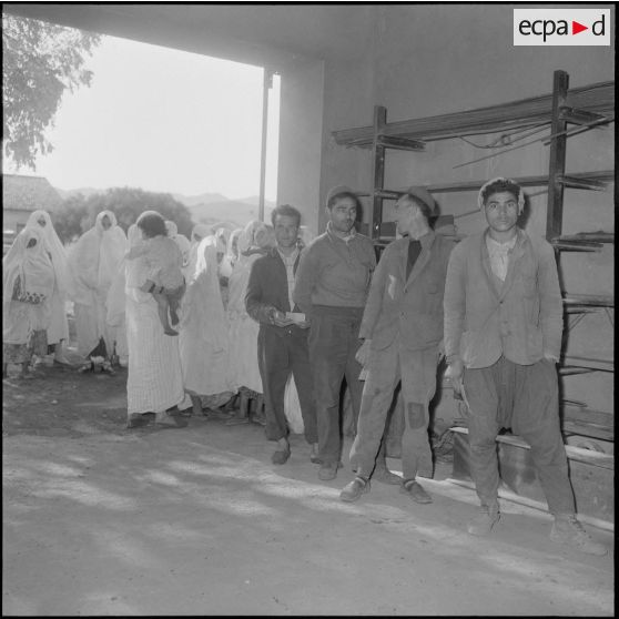 Meurad. Ferme Chambery. Référendum sur l'autodétermination. File d'attente pour aller voter.