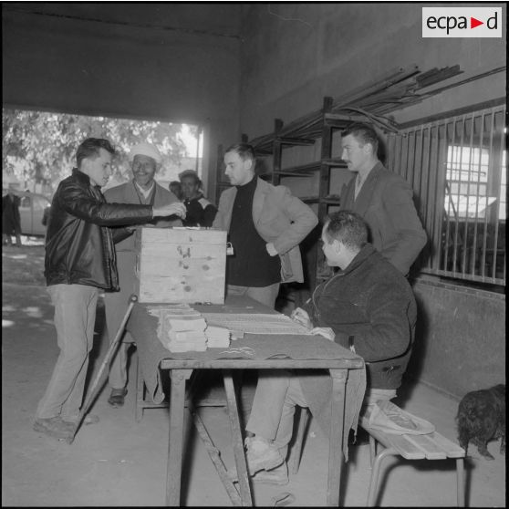 Meurad. Ferme Chambery. Référendum sur l'autodétermination. Un homme dépose son bulletin dans l'urne.