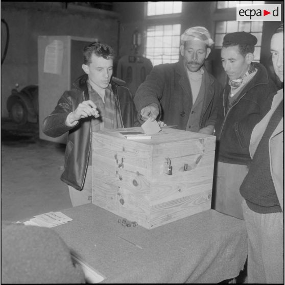 Meurad. Ferme Chambery. Référendum sur l'autodétermination. Un homme dépose son bulletin de vote dans l'urne.