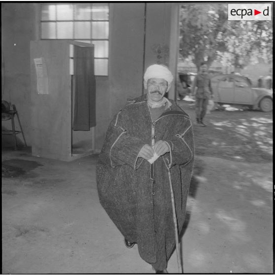 Meurad. Ferme Chambery. Référendum sur l'autodétermination. Portrait d'un homme allant voter.