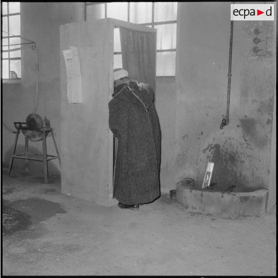 Meurad. Ferme Chambery. Référendum sur l'autodétermination. Un homme entre dans l'isoloir.