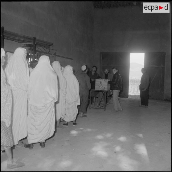 Meurad. Ferme Chambery. Référendum sur l'autodétermination. File d'attente pour aller voter.