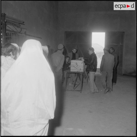 Meurad. Ferme Chambery. Référendum sur l'autodétermination. File d'attente pour aller voter.