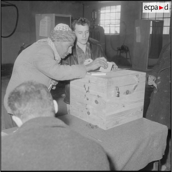 Meurad. Ferme Chambery. Référendum sur l'autodétermination. Un homme dépose son bulletin de vote dans l'urne.