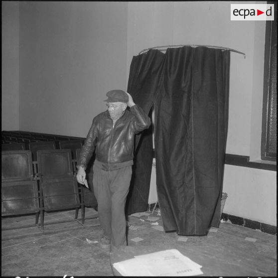 Référendum sur l'autodétermination. Bureau de vote réservé aux hommes, dans la salle des fêtes de la mairie de Staoueli.