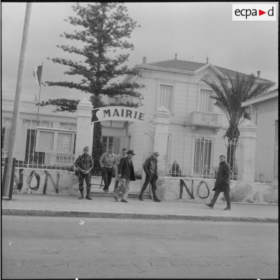 Référendum sur l'autodétermination. Bureau de vote réservé aux hommes, dans la salle des fêtes de la mairie de Staoueli.