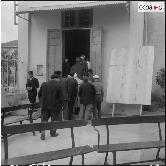 Référendum sur l'autodétermination. Bureau de vote réservé aux hommes, dans la salle des fêtes de la mairie de Staoueli.