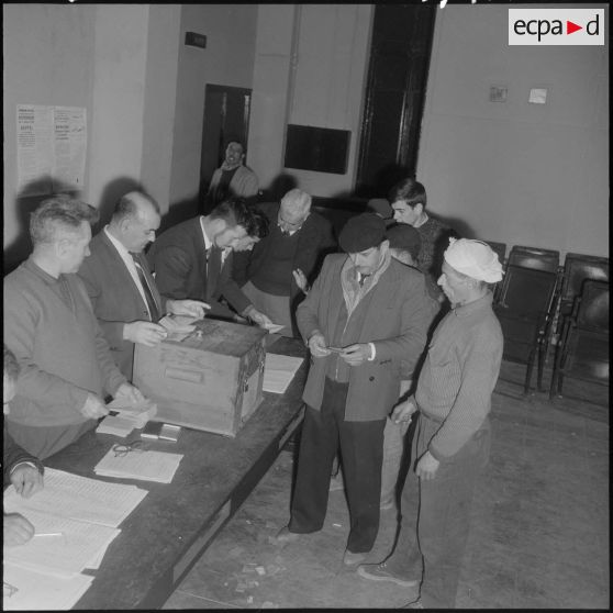 Référendum sur l'autodétermination. Bureau de vote réservé aux hommes, dans la salle des fêtes de la mairie de Staoueli.
