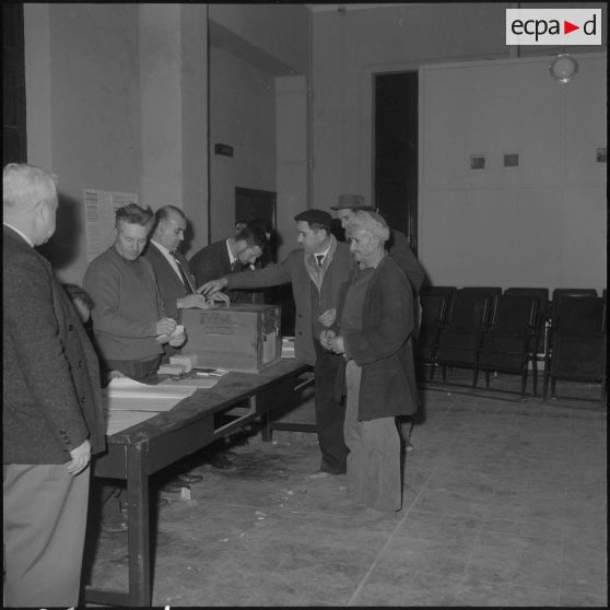 Référendum sur l'autodétermination. Bureau de vote réservé aux hommes, dans la salle des fêtes de la mairie de Staoueli.