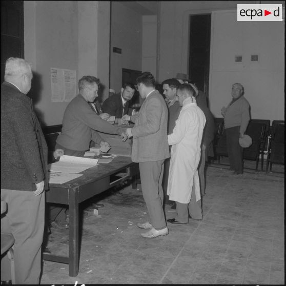 Référendum sur l'autodétermination. Bureau de vote réservé aux hommes, dans la salle des fêtes de la mairie de Staoueli.