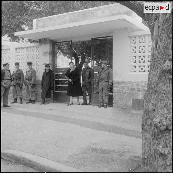 Cheragas. Bureau de vote. Référendum sur l'autodétermination. Un homme et une femme sortent du bureau de vote.
