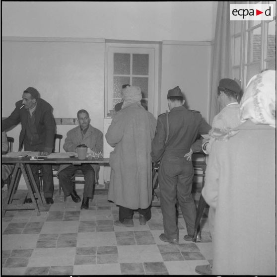 Cheragas. Bureau de vote. Référendum sur l'autodétermination. La file d'attente pour aller voter.