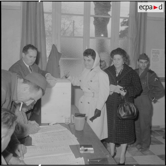 Cheragas. Bureau de vote. Référendum sur l'autodétermination. Un femme dépose son bulletin de vote dans l'urne.