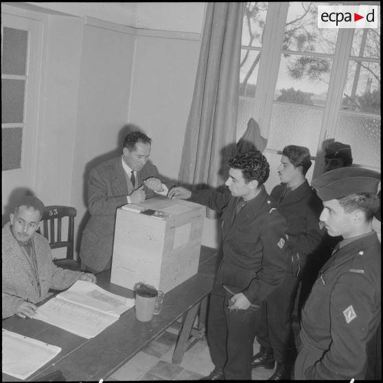 Cheragas. Bureau de vote. Référendum sur l'autodétermination. Un homme dépose son bulletin de vote dans l'urne.