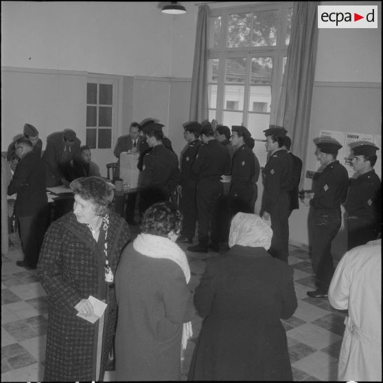 Cheragas. Bureau de vote. Référendum sur l'autodétermination. La file d'attente pour aller voter.