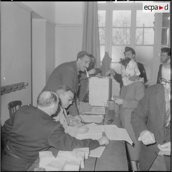 Cheragas. Bureau de vote. Référendum sur l'autodétermination. Une femme discute avec un assesseur.