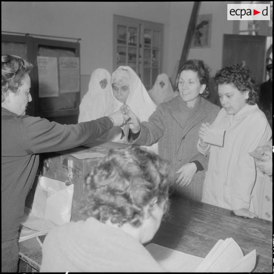 Référendum sur l'autodétermination. Bureau de vote réservé aux femmes, dans l'Ecole de Staoueli.