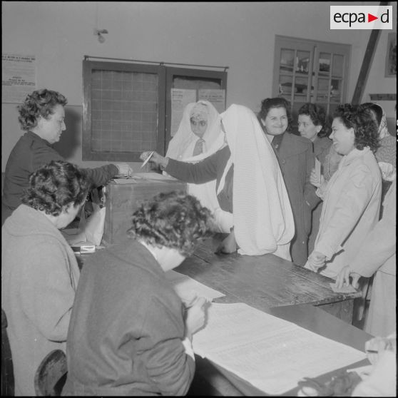 Référendum sur l'autodétermination. Bureau de vote réservé aux femmes, dans l'Ecole de Staoueli.