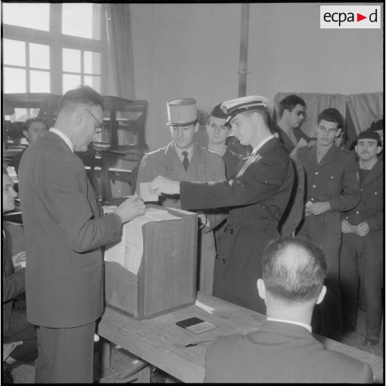 Alger. Référendum sur l'autodétermination. Un bureau de vote du boulevard du Télemly. L'armée accomplit son devoir électoral.