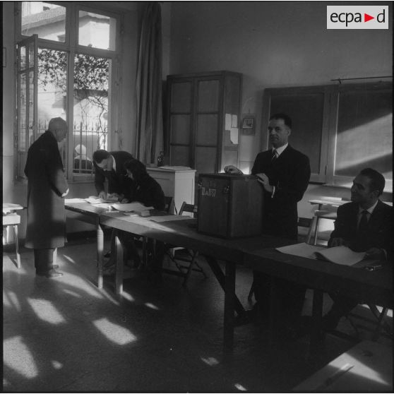 Alger. Référendum sur l'autodétermination. Un bureau de vote du boulevard du Télemly.