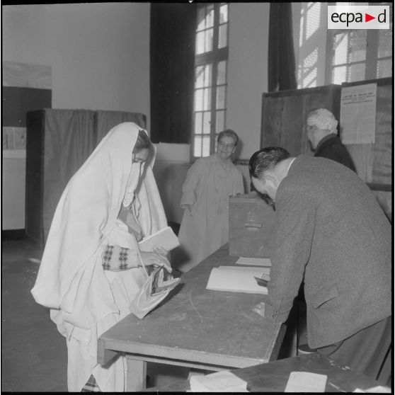 Alger. Référendum sur l'autodétermination. Un bureau de vote dans la casbah.