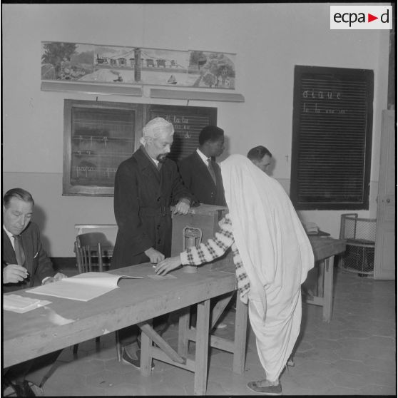 Alger. Référendum sur l'autodétermination. Un bureau de vote dans la casbah.