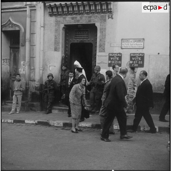Alger. Référendum sur l'autodétermination. Un bureau de vote dans la casbah.