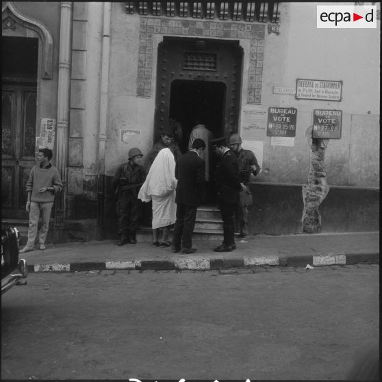 Alger. Référendum sur l'autodétermination. Un bureau de vote dans la casbah.