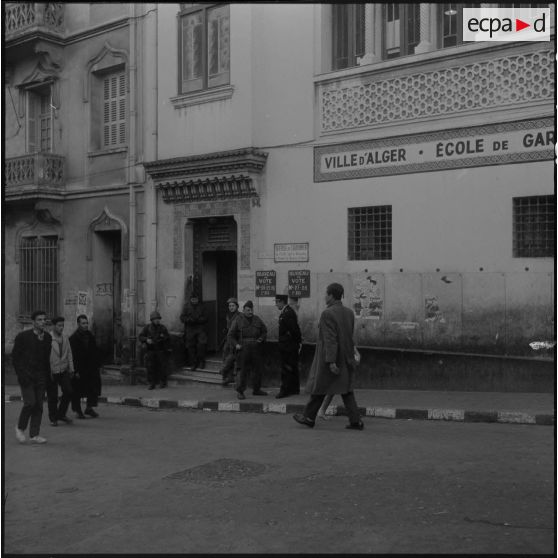 Alger. Référendum sur l'autodétermination. Un bureau de vote dans la casbah.