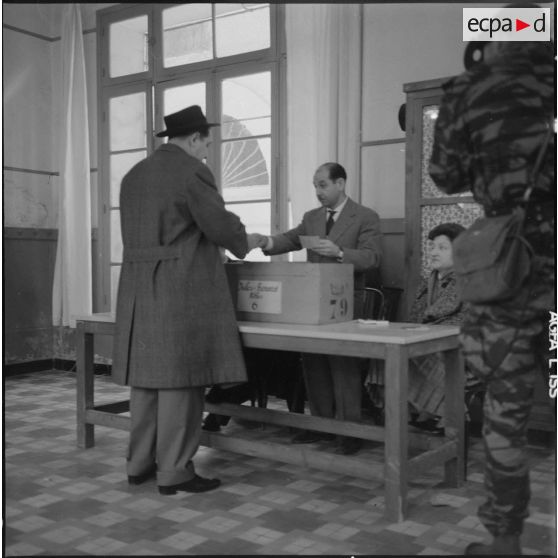 Oran. Référendum sur l'autodétermination. Un homme vote.