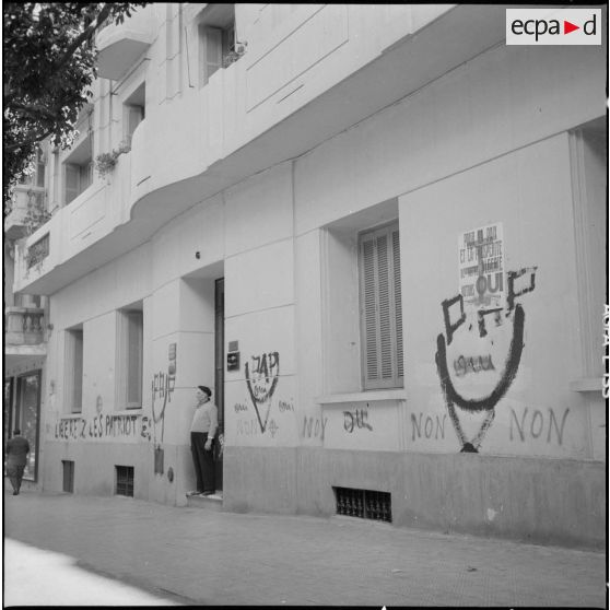 Oran. Référendum sur l'autodétermination. Les slogans inscrits sur le mur d'un immeuble.