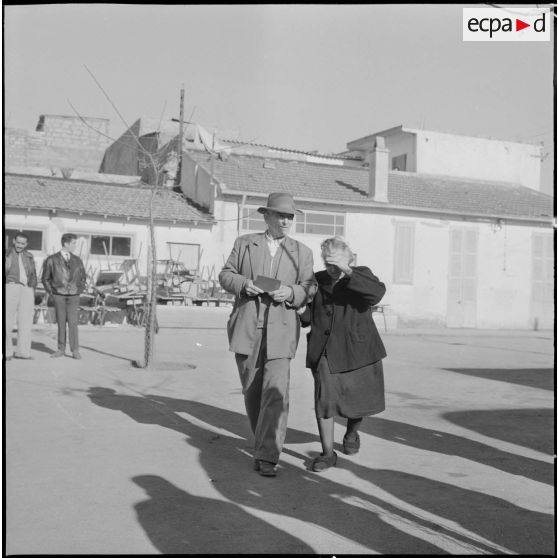 Oran. Référendum sur l'autodétermination. Un couple sortant d'un bureau de vote.