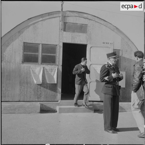 Oran. Référendum sur l'autodétermination. Un homme sort d'un bureau de vote.