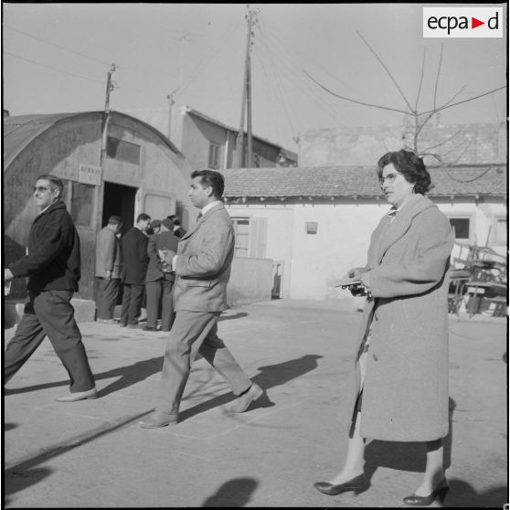 Oran. Référendum sur l'autodétermination. La population allant voter.