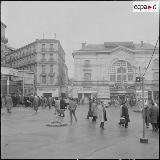 Constantine. Référendum sur l'autodétermination. La population circulant dans la rue.