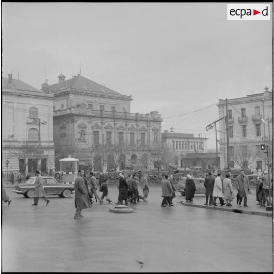 Constantine. Référendum sur l'autodétermination. La population circulant dans la rue.
