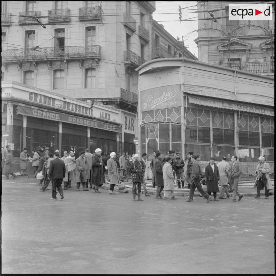 Constantine. Référendum sur l'autodétermination. La population circulant dans la rue.