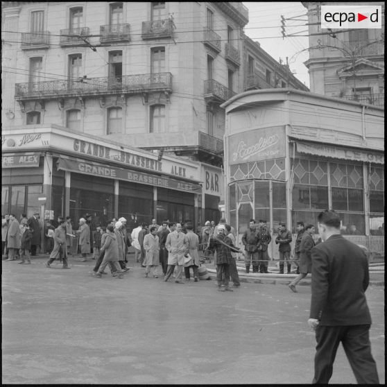 Constantine. Référendum sur l'autodétermination. La population circulant dans la rue.