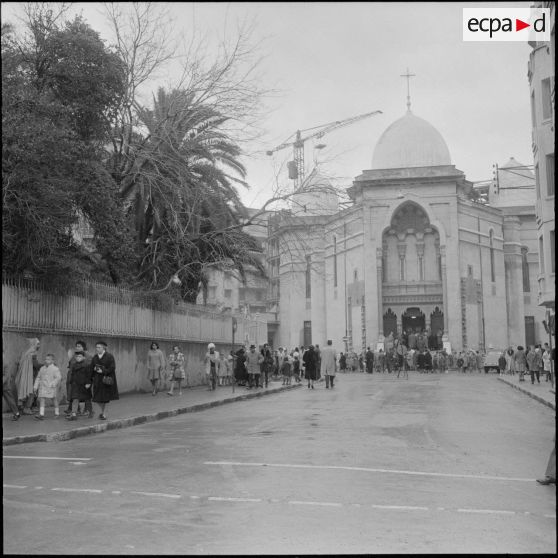 Constantine. Référendum sur l'autodétermination. La population circulant devant l'église du Sacré-Coeur.