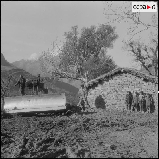 Secteur de Kerrata. 69e compagnie de génie (69e CG). Les sapeurs au travail sur une piste.