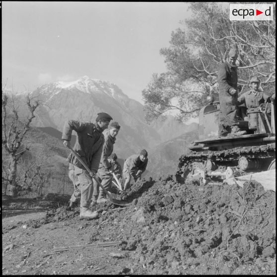 Secteur de Kerrata. 69e compagnie de génie (69e CG). Les sapeurs au travail sur une piste.