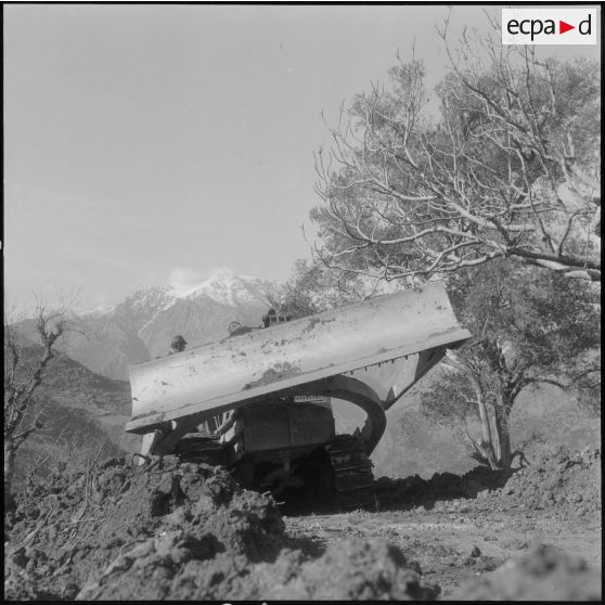 Secteur de Kerrata. 69e compagnie de génie (69e CG). Bulldozer en activité sur la piste.
