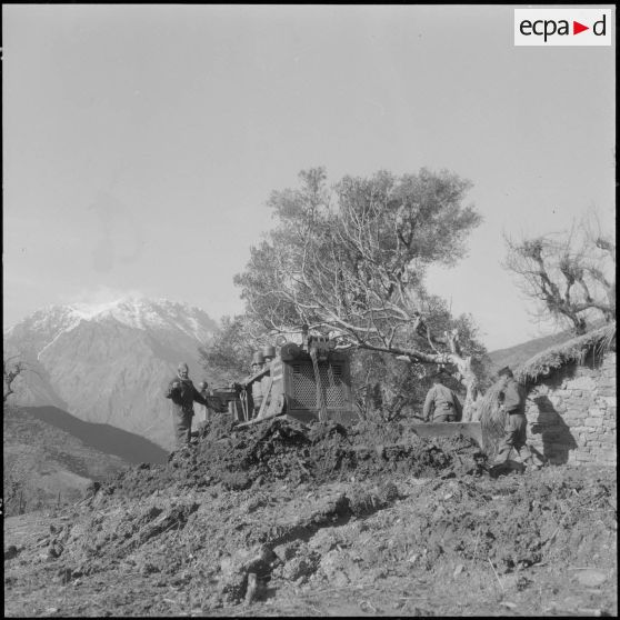Secteur de Kerrata. 69e compagnie de génie (69e CG). Bulldozer en activité sur la piste.