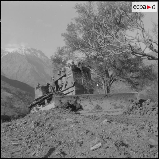 Secteur de Kerrata. 69e compagnie de génie (69e CG). Les sapeurs au travail sur une piste.