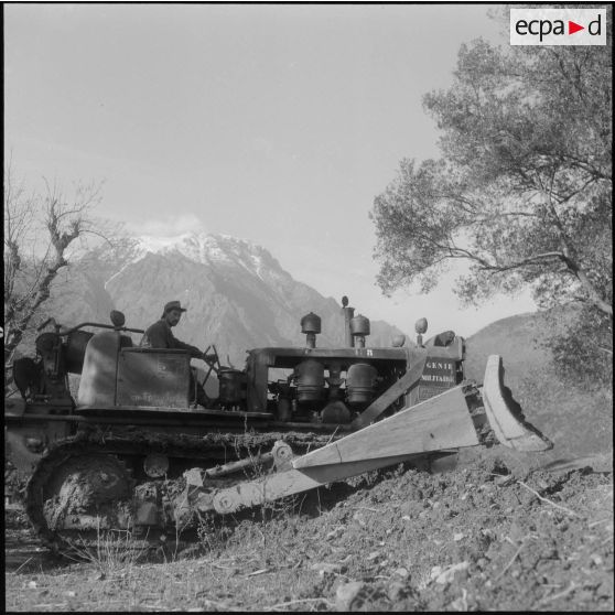 Secteur de Kerrata. 69e compagnie de génie (69e CG). Bulldozer en activité sur la piste.