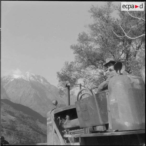 Secteur de Kerrata. 69e compagnie de génie (69e CG). Bulldozer en activité sur la piste.