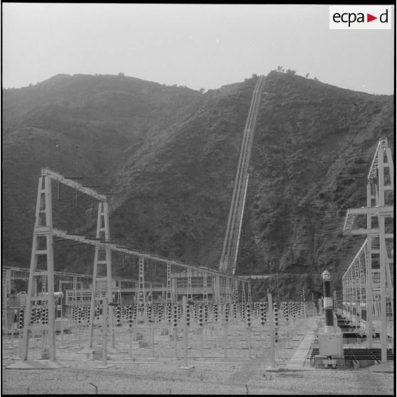 Usine hydroélectrique de Darguinah. Les disjoncteurs et les conduites forcées.