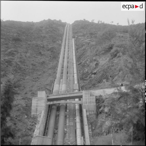 Usine hydroélectrique de Darguinah. Les conduites forcées.