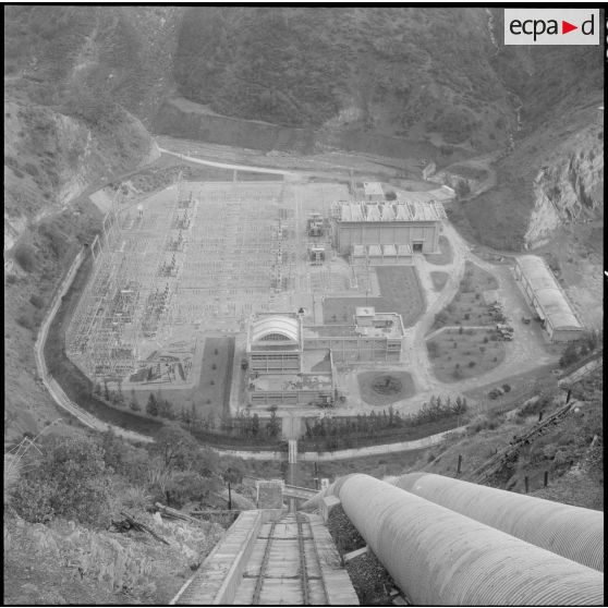 L'usine hydroélectrique de Darguinah et les conduites forcées.